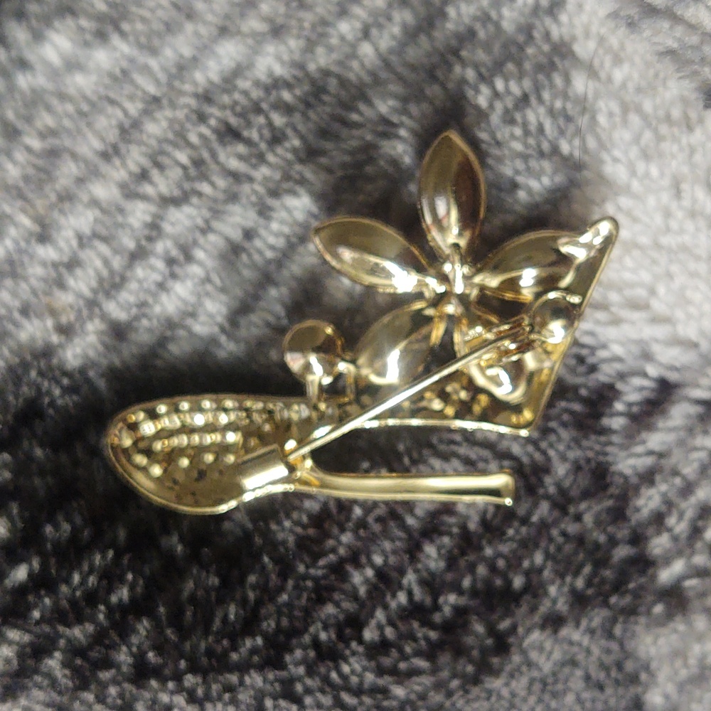 Elegant Gold and Red Crystal Shoe Brooch - Picture 2 of 3